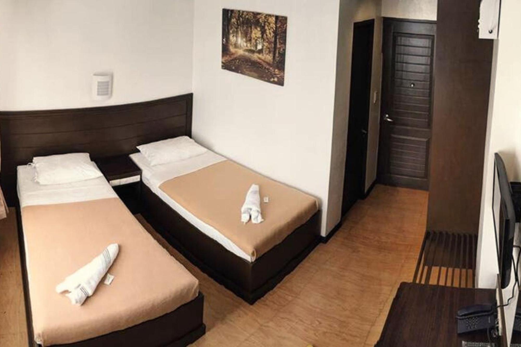 Pearli View Hotel Iloilo Powered By Cocotel Стая снимка
