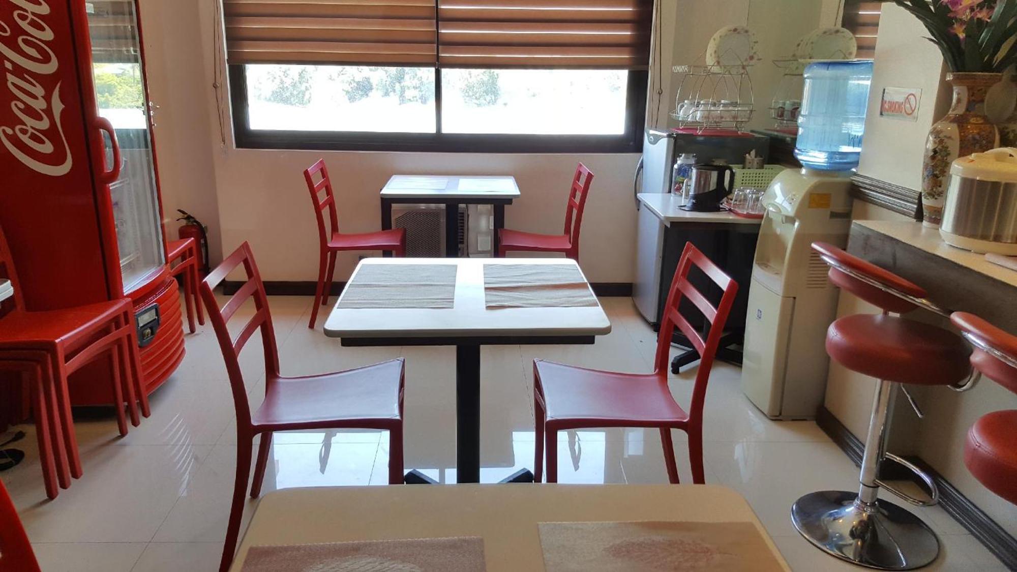 Pearli View Hotel Iloilo Powered By Cocotel Екстериор снимка